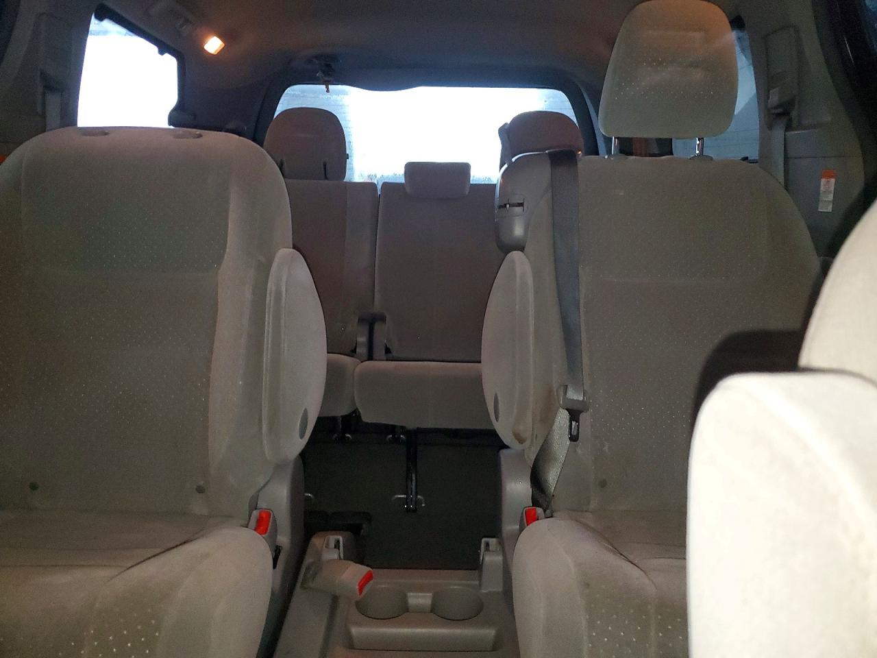 2015 TOYOTA SIENNA LE photo 19