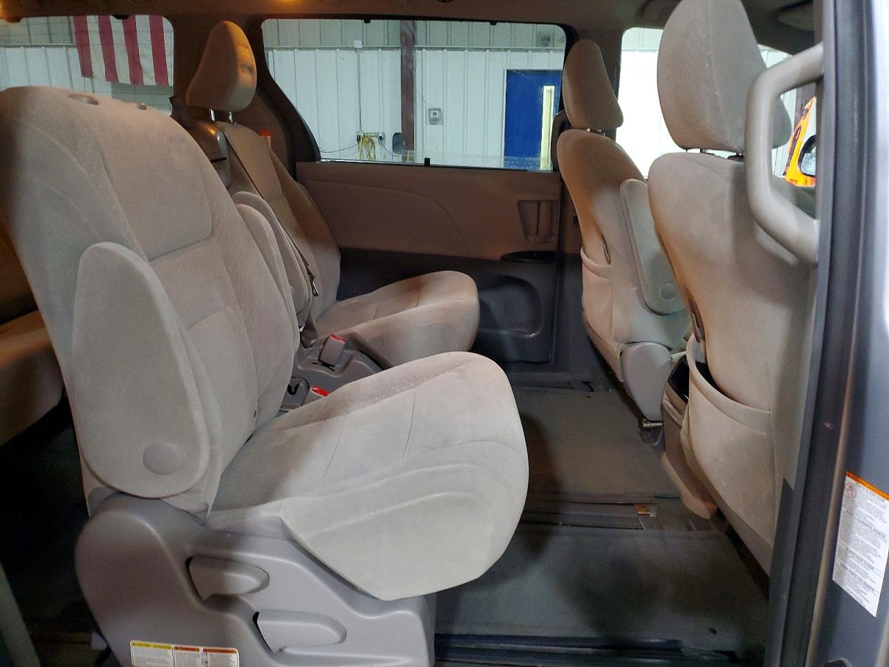 2015 TOYOTA SIENNA LE photo 21