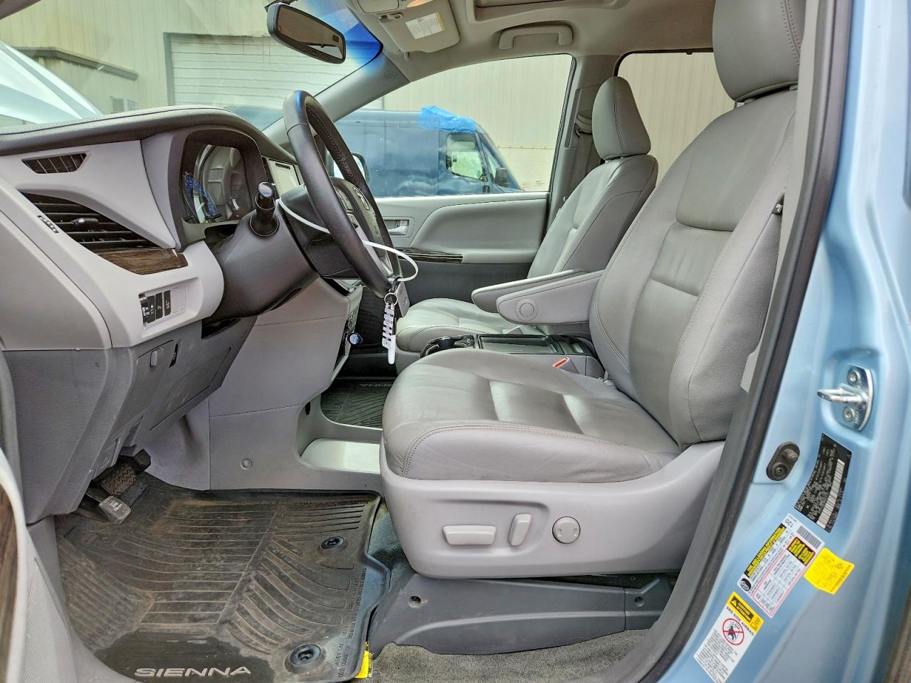 2017 TOYOTA SIENNA XLE 8-PASSENGER photo 19