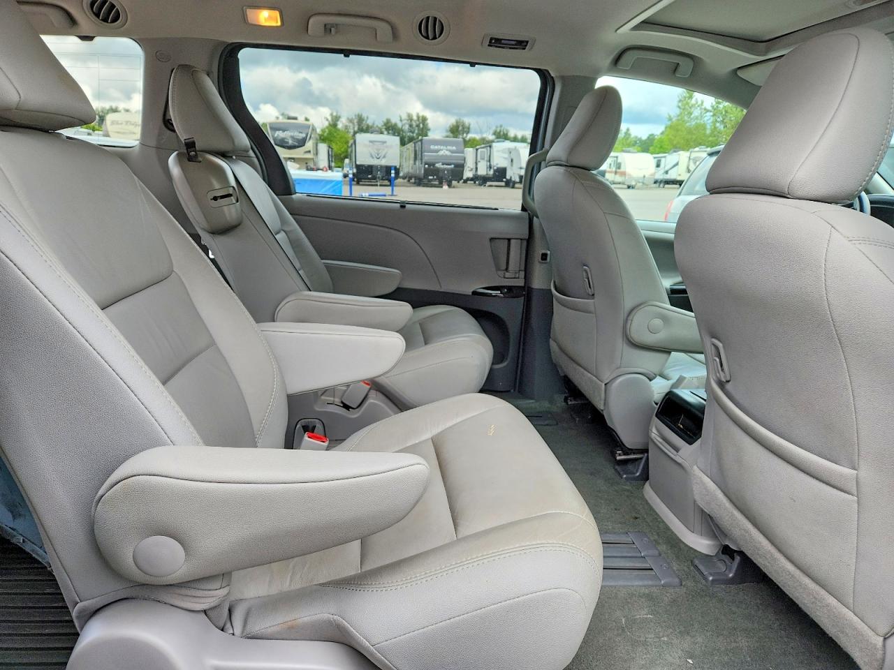 2017 TOYOTA SIENNA XLE 8-PASSENGER photo 28
