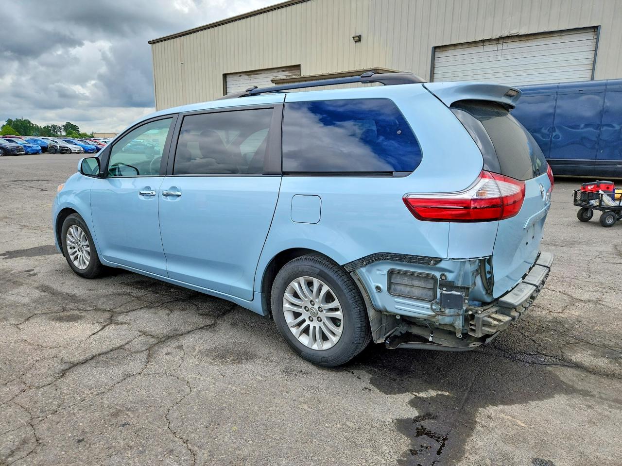 2017 TOYOTA SIENNA XLE 8-PASSENGER photo 4