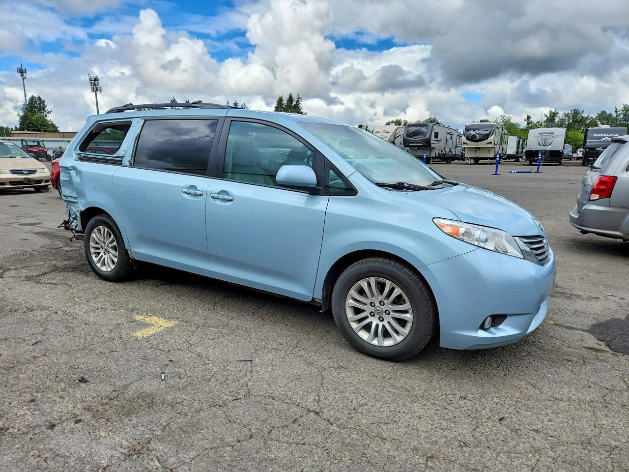 2017 TOYOTA SIENNA XLE 8-PASSENGER photo 10