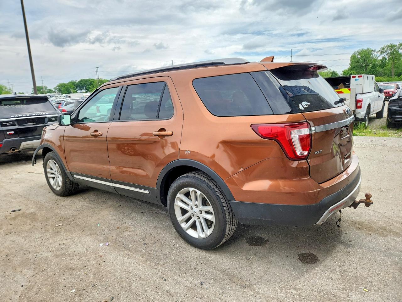 2017 FORD EXPLORER XLT photo 4