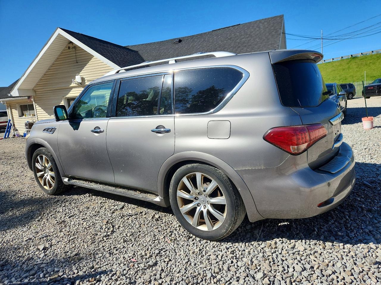 2013 INFINITI QX56 BASE photo 4