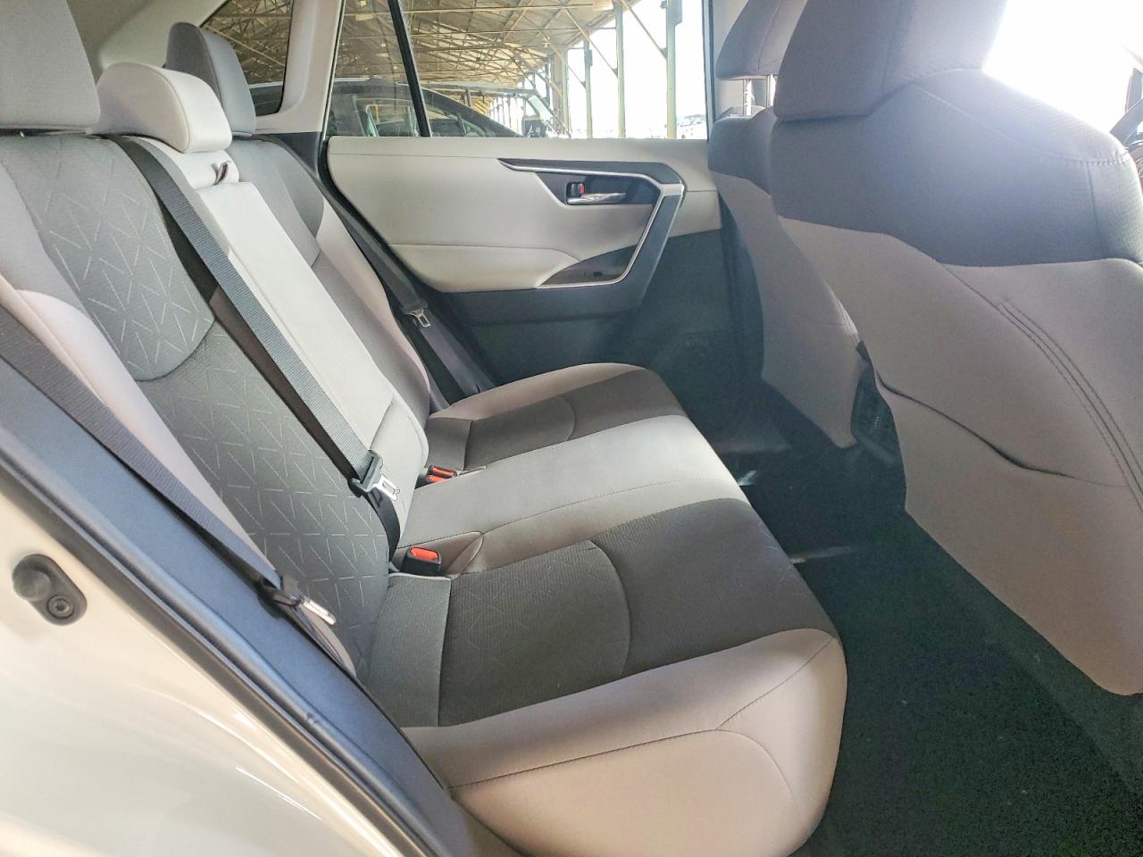 2021 TOYOTA RAV4 XLE photo 19