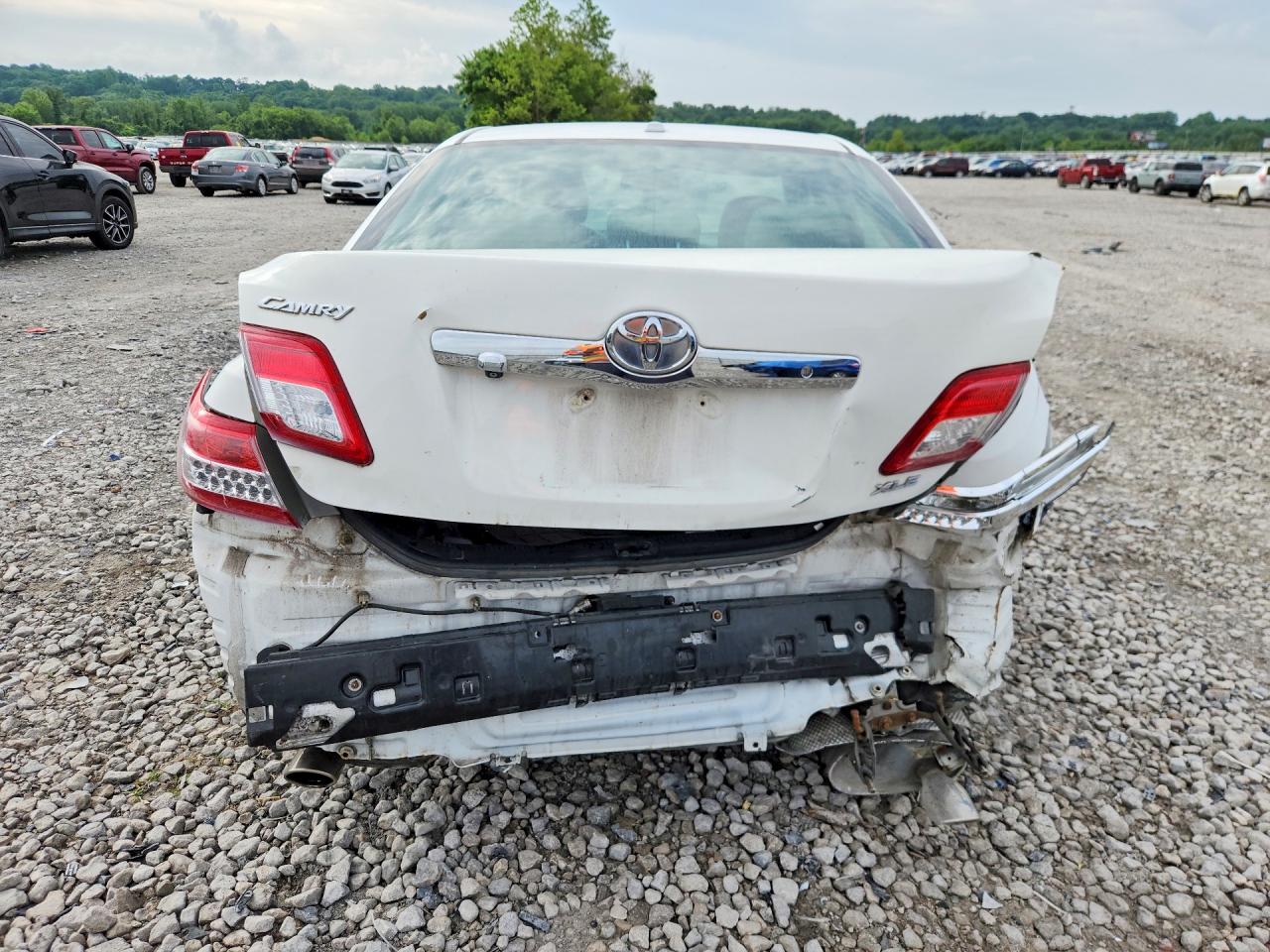 2011 TOYOTA CAMRY XLE V6 photo 16