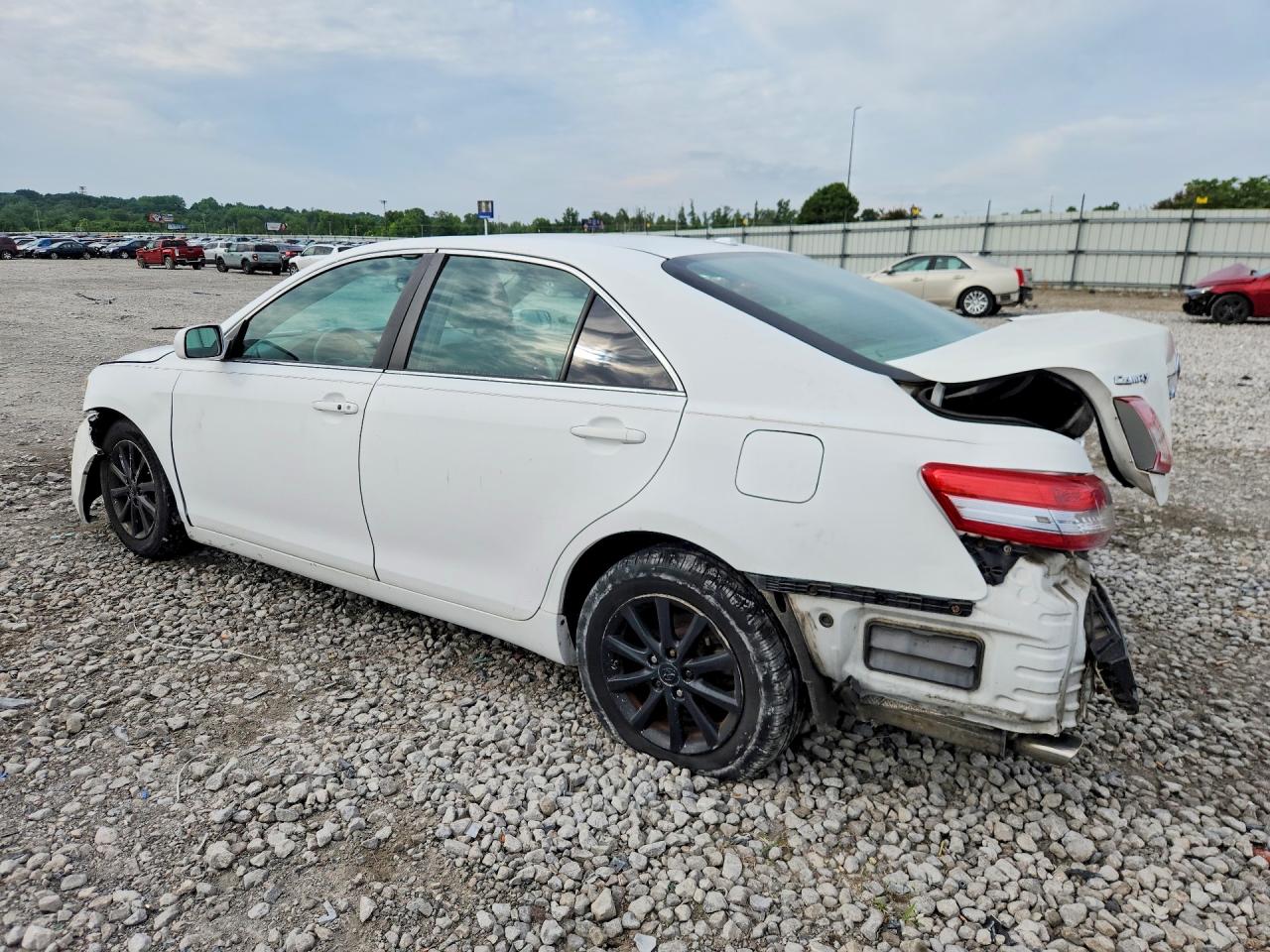 2011 TOYOTA CAMRY XLE V6 photo 4