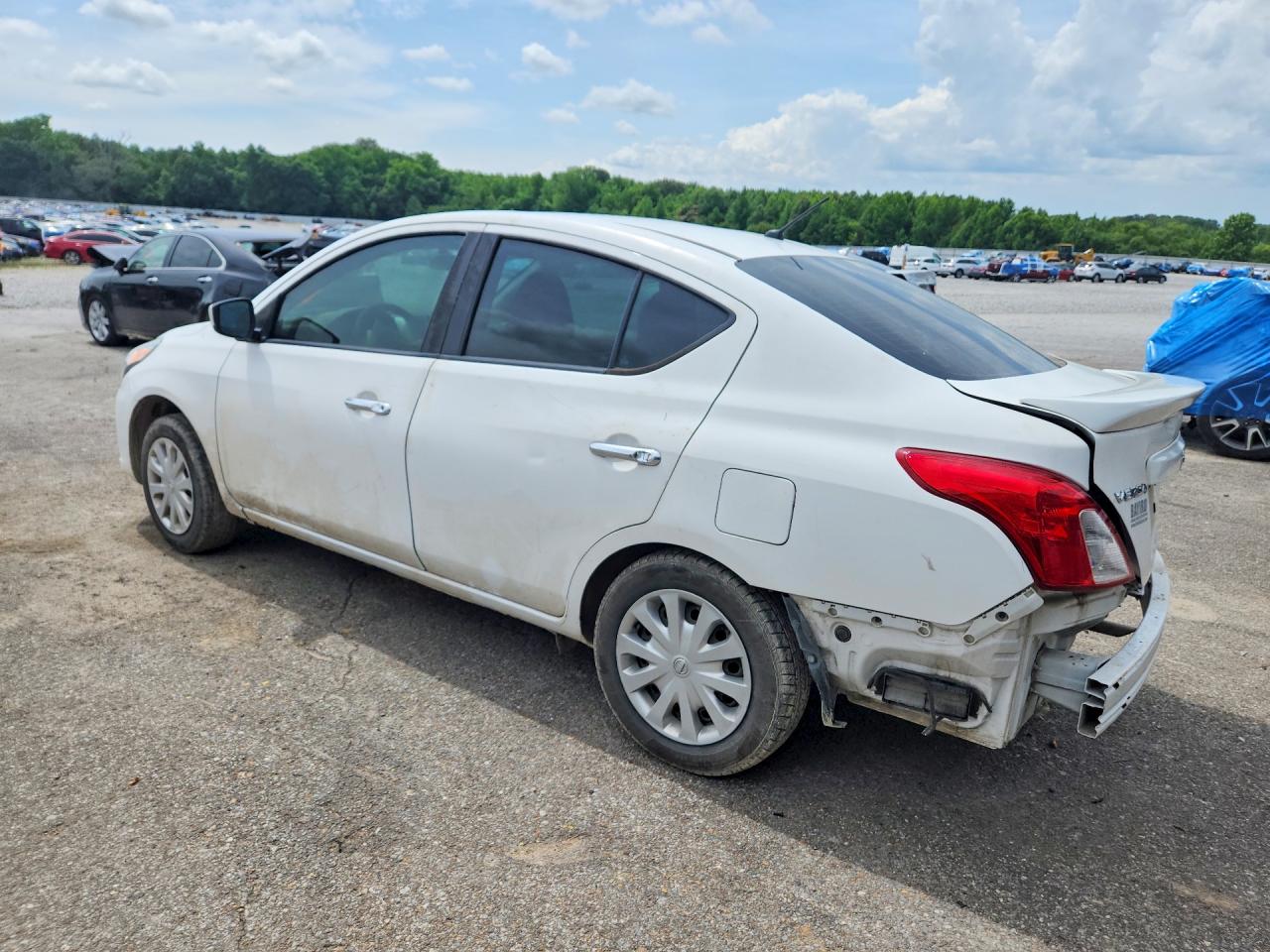 2019 NISSAN VERSA SV photo 4