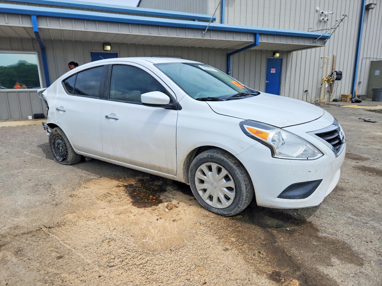 2019 NISSAN VERSA SV photo 10