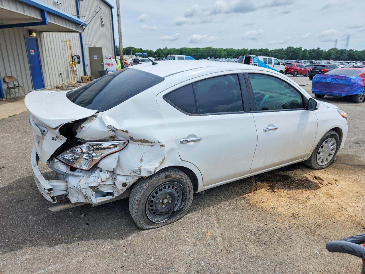 2019 NISSAN VERSA SV photo 7