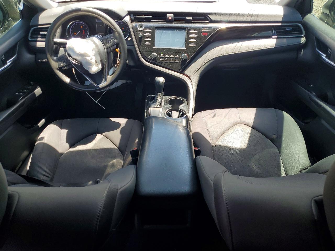 2019 TOYOTA CAMRY LE photo 8