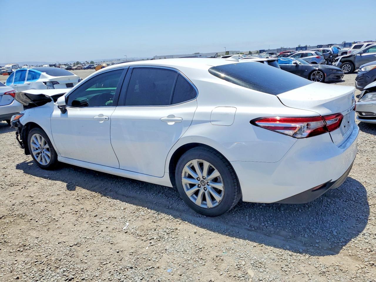2019 TOYOTA CAMRY LE photo 2