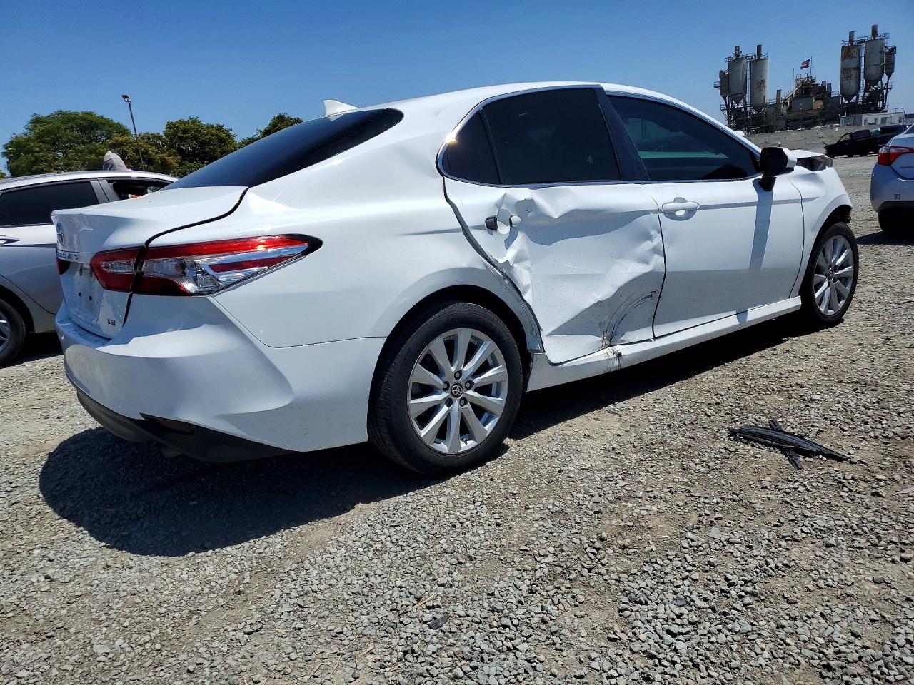 2019 TOYOTA CAMRY LE photo 3