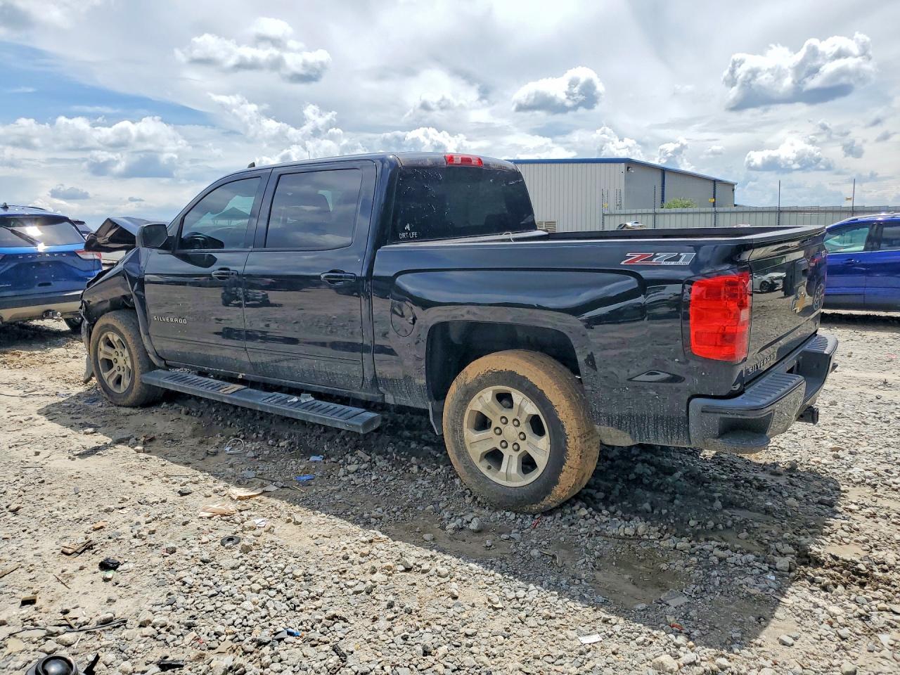 2017 CHEVROLET SILVERADO K1500 LT photo 2