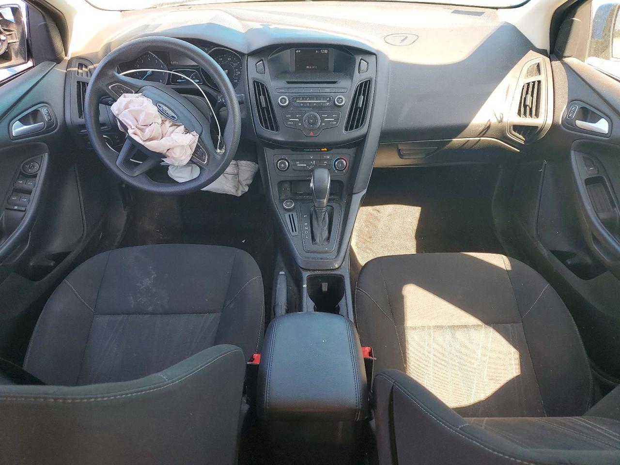 2017 FORD FOCUS SE photo 22