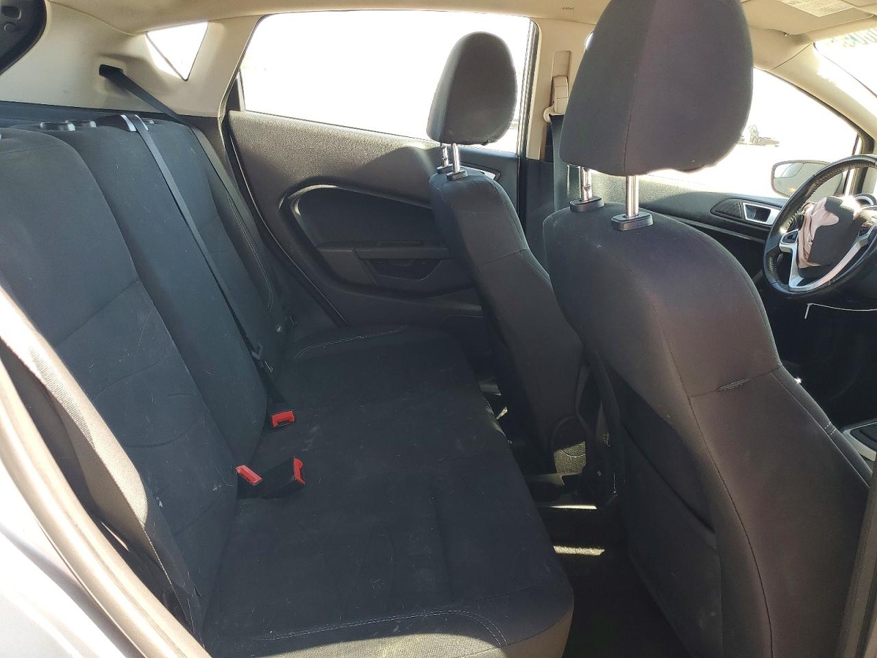 2015 FORD FIESTA SE photo 28