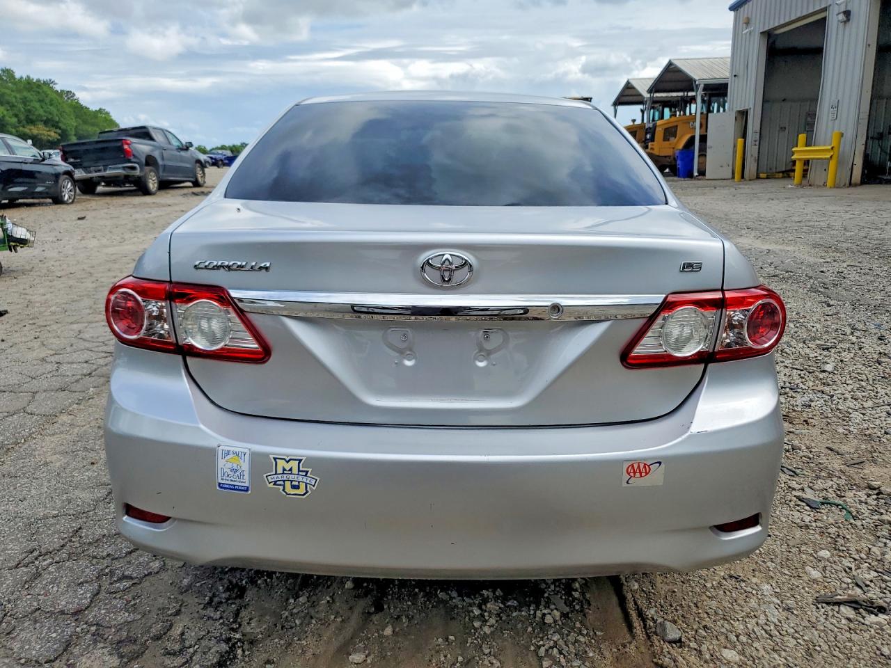 2011 TOYOTA COROLLA LE photo 16