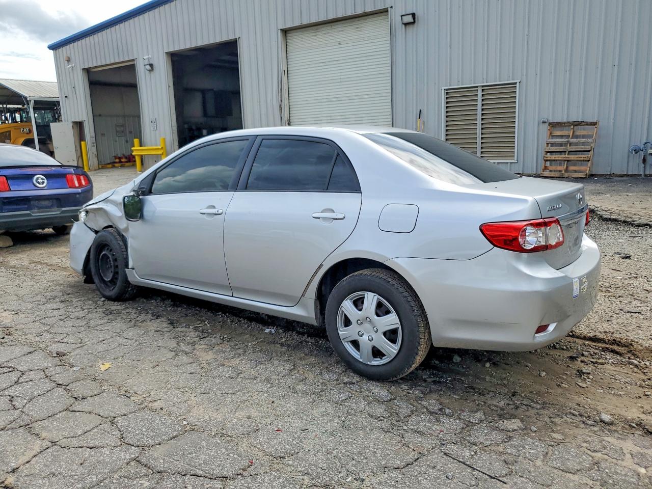 2011 TOYOTA COROLLA LE photo 4