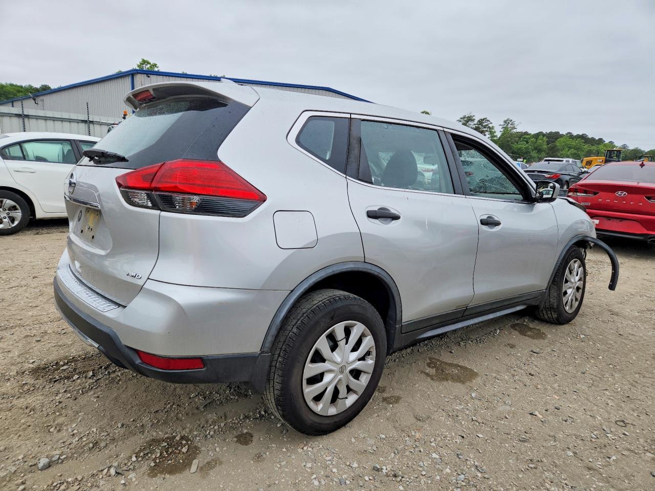 2017 NISSAN ROGUE photo 3