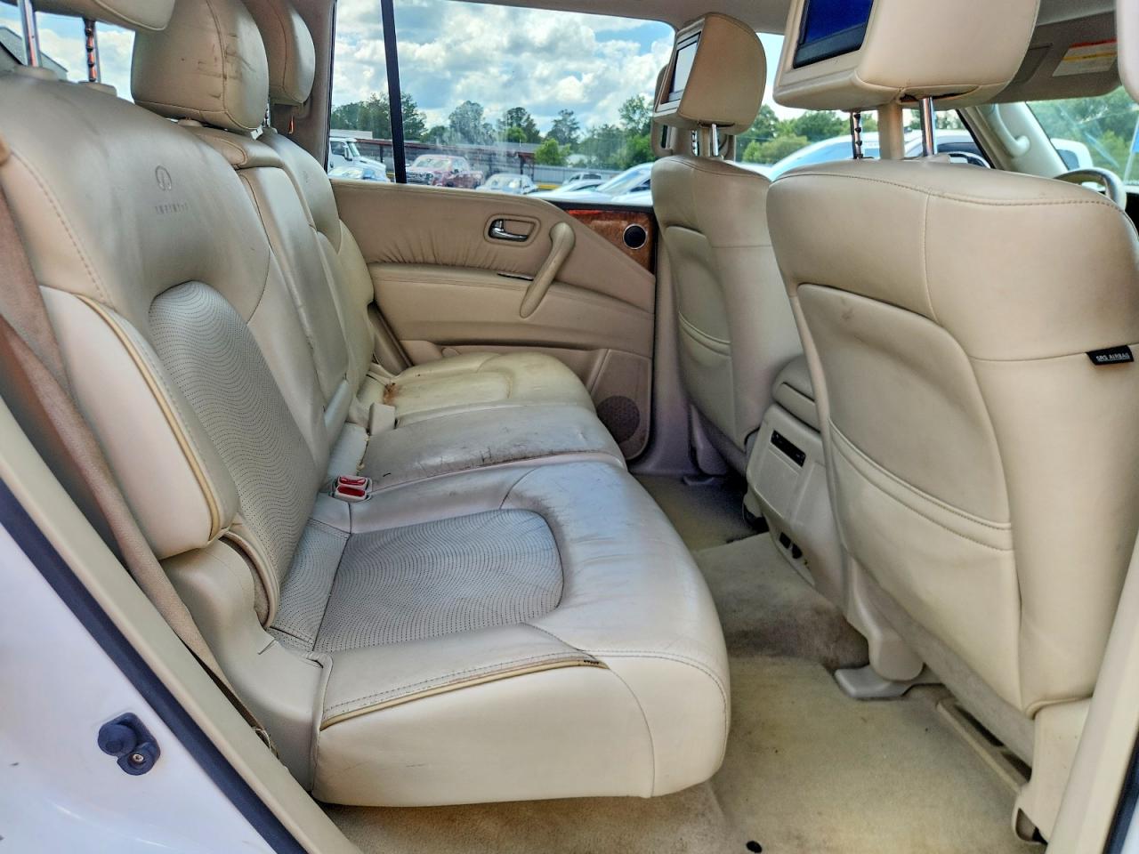 2011 INFINITI QX56 photo 21
