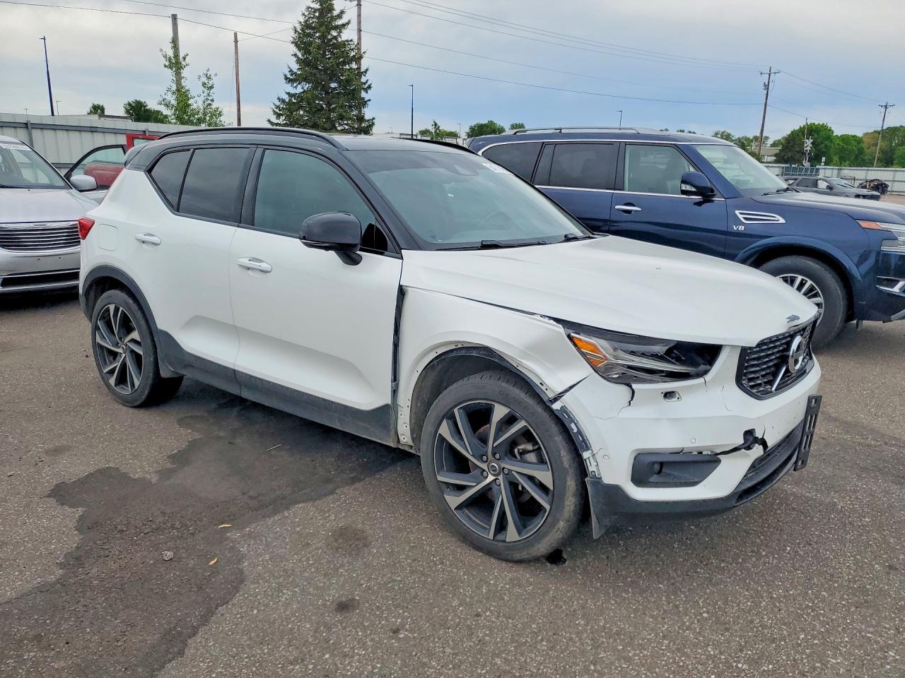 2020 VOLVO XC40 T5 R-DESIGN photo 4