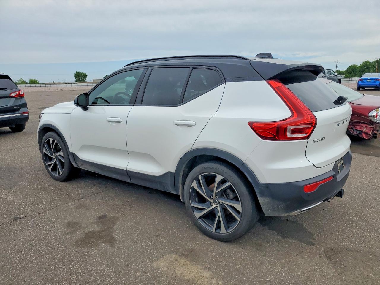 2020 VOLVO XC40 T5 R-DESIGN photo 2