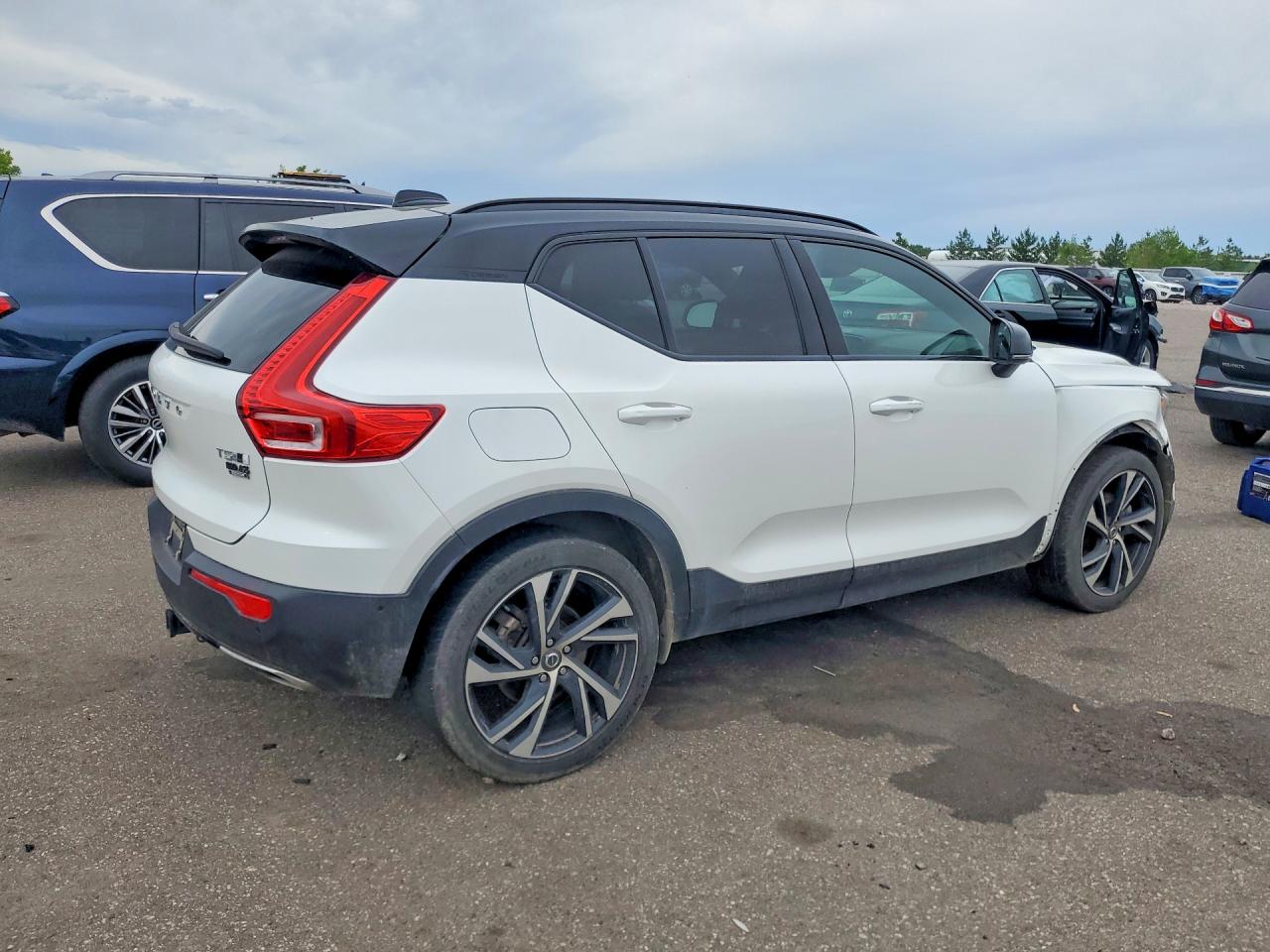2020 VOLVO XC40 T5 R-DESIGN photo 3