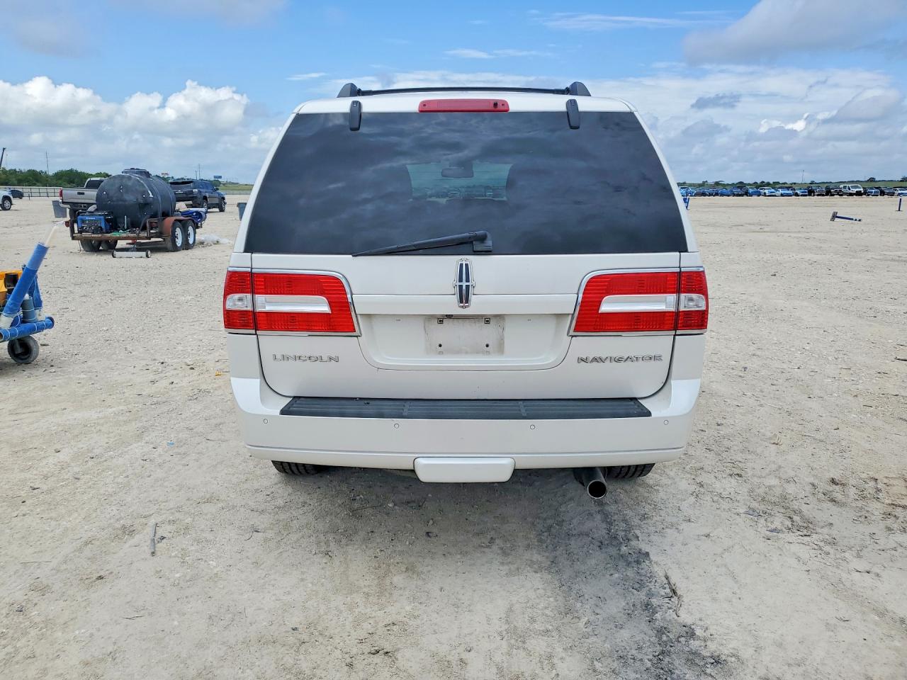 2014 LINCOLN NAVIGATOR photo 11
