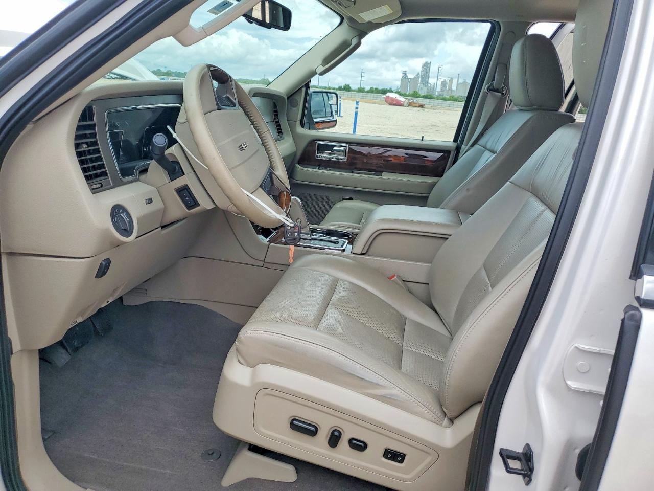 2014 LINCOLN NAVIGATOR photo 13