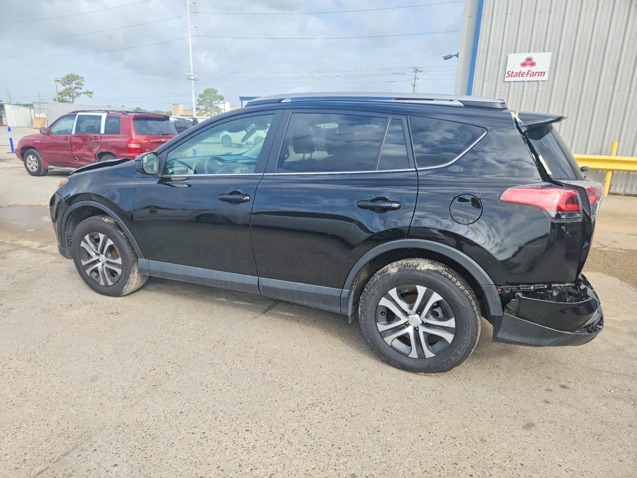 2018 TOYOTA RAV4 LE photo 2