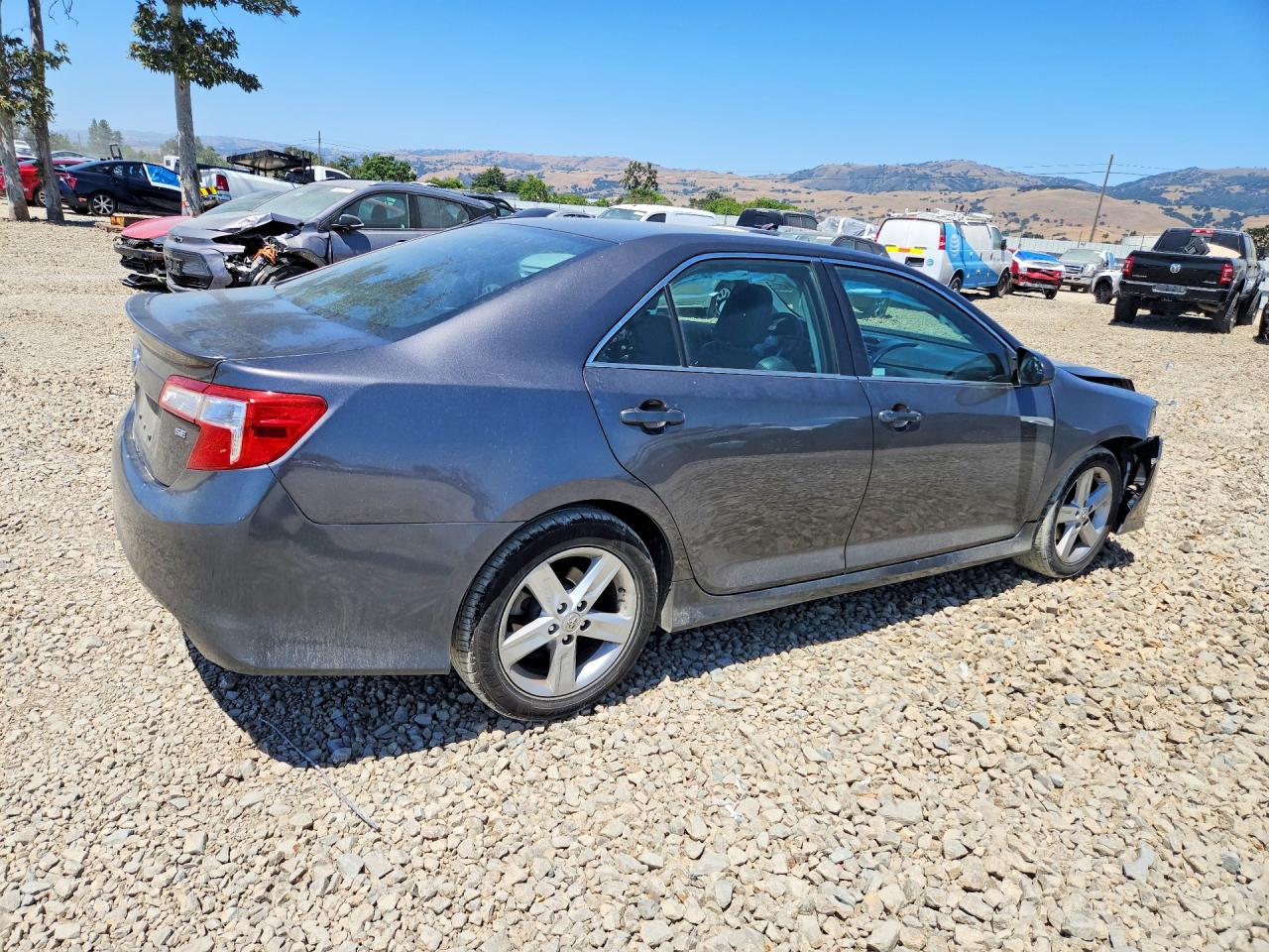 2014 TOYOTA CAMRY SE photo 3