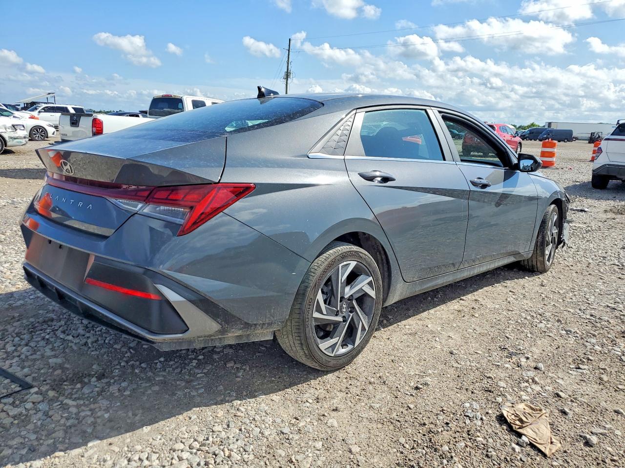 2024 HYUNDAI ELANTRA SEL photo 5