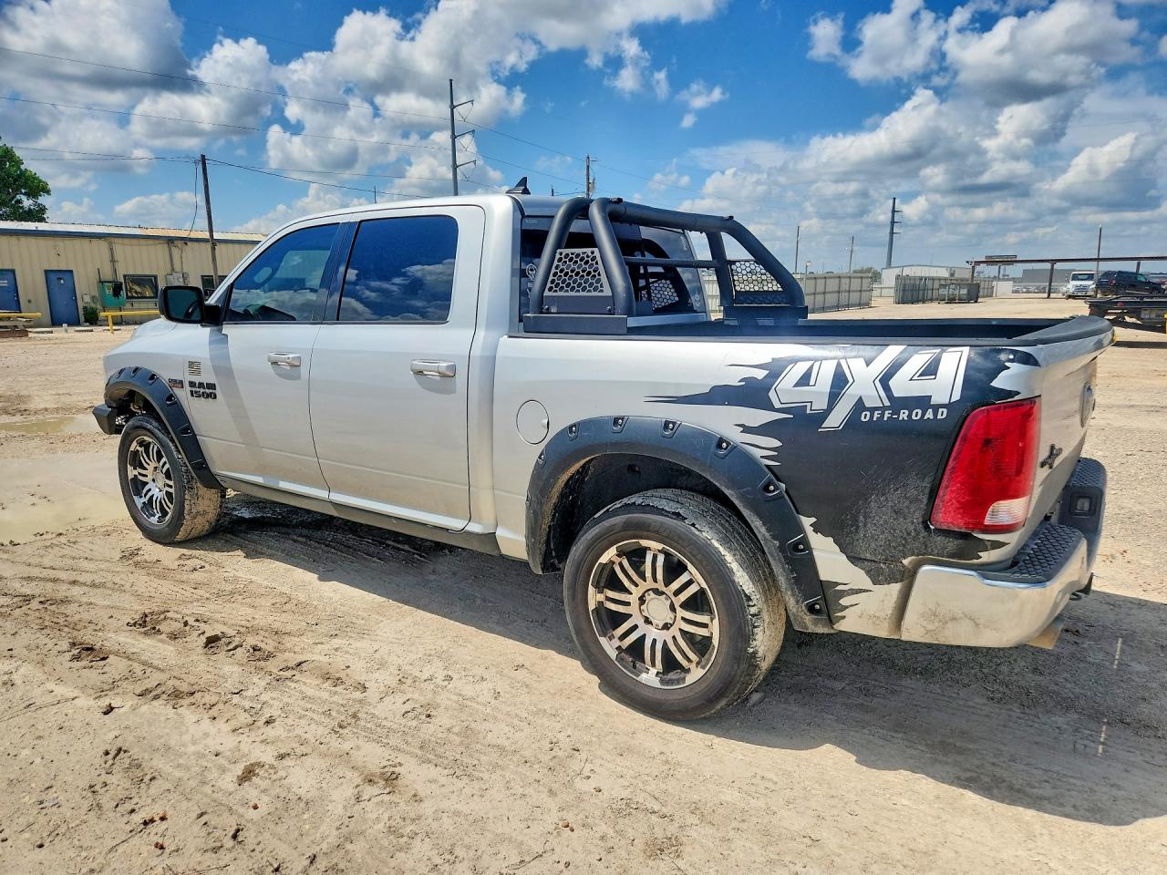 2016 RAM 1500 SLT photo 3