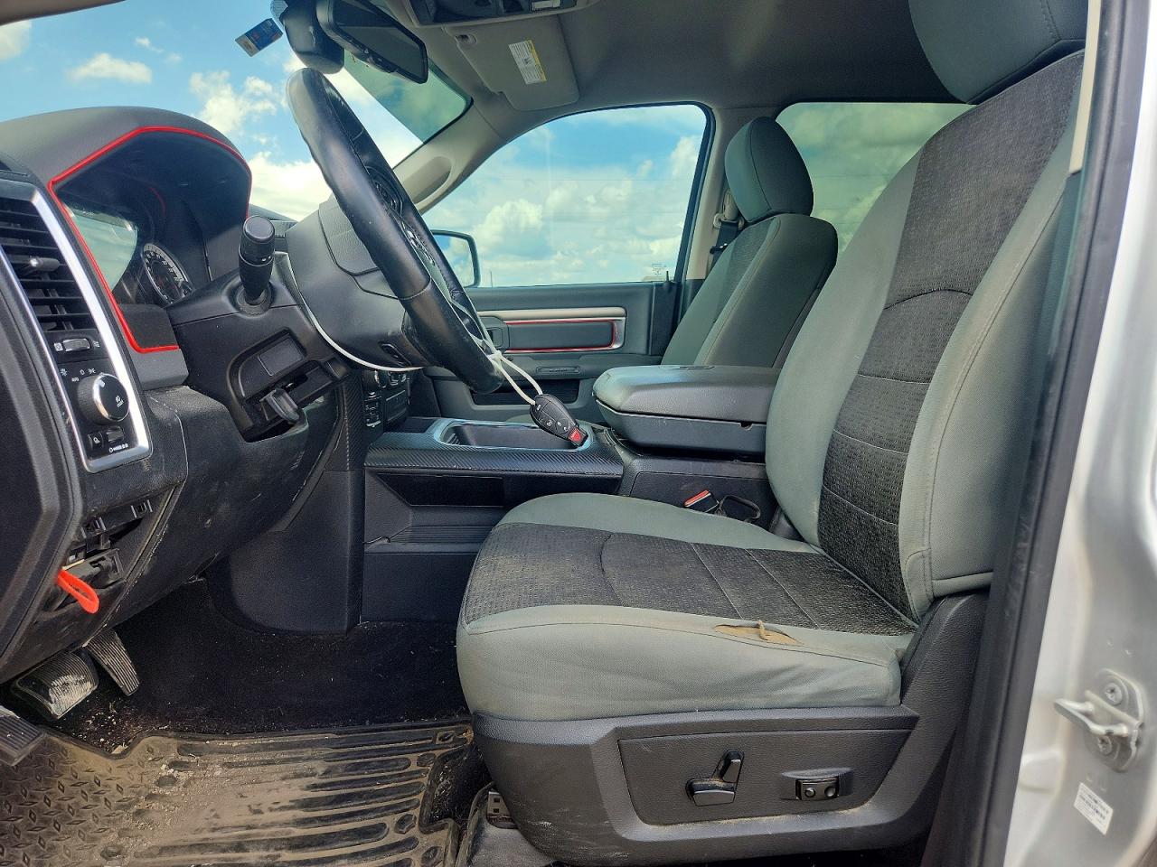 2016 RAM 1500 SLT photo 13