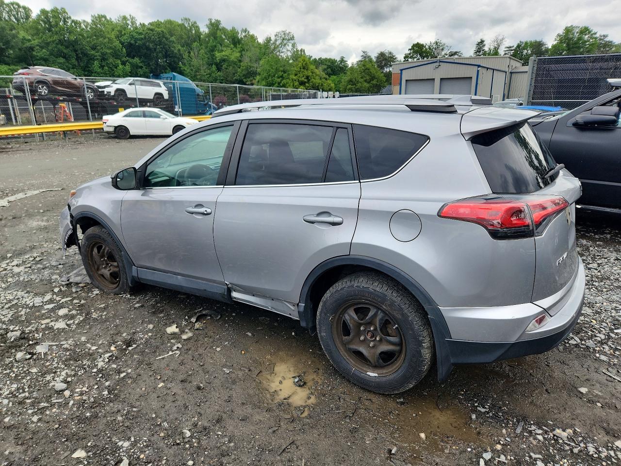 2018 TOYOTA RAV4 LE photo 3