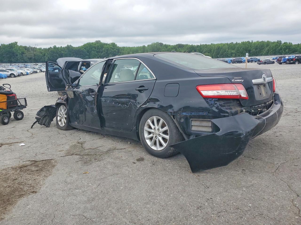 2011 TOYOTA CAMRY XLE V6 photo 2