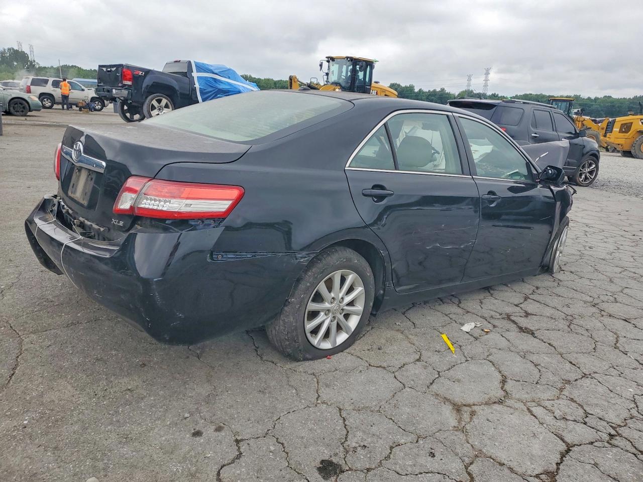 2011 TOYOTA CAMRY XLE V6 photo 3