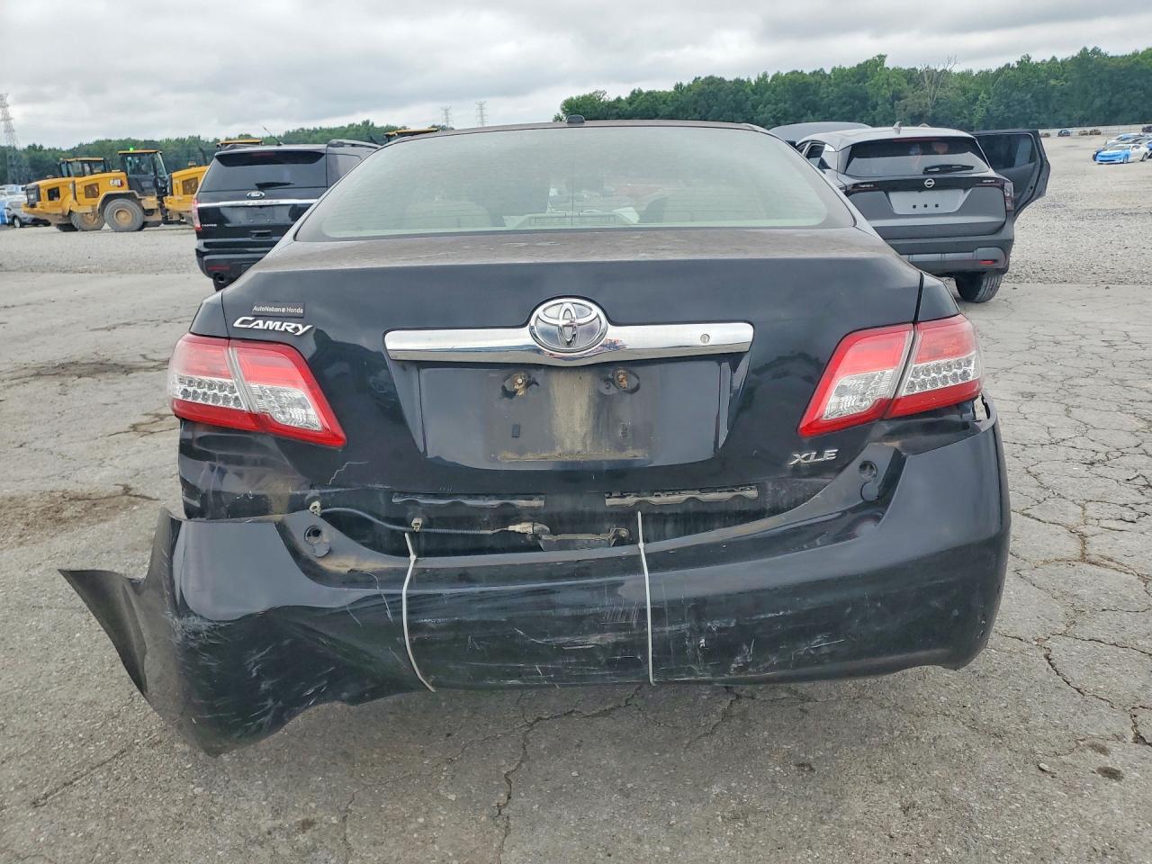 2011 TOYOTA CAMRY XLE V6 photo 6