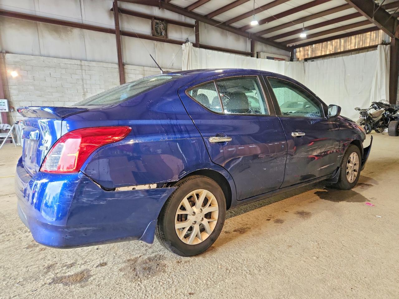 2019 NISSAN VERSA SV photo 7