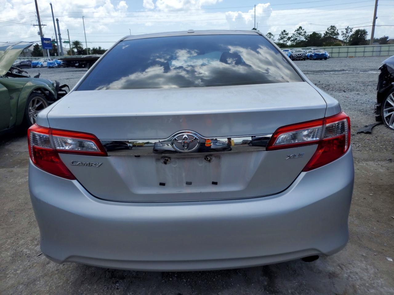 2012 TOYOTA CAMRY XLE photo 11