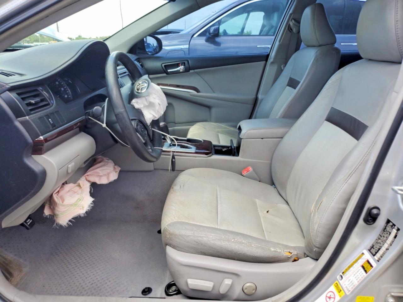2012 TOYOTA CAMRY XLE photo 13