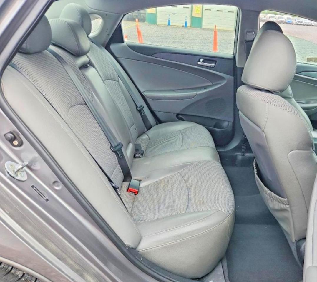 2012 HYUNDAI SONATA SE photo 28