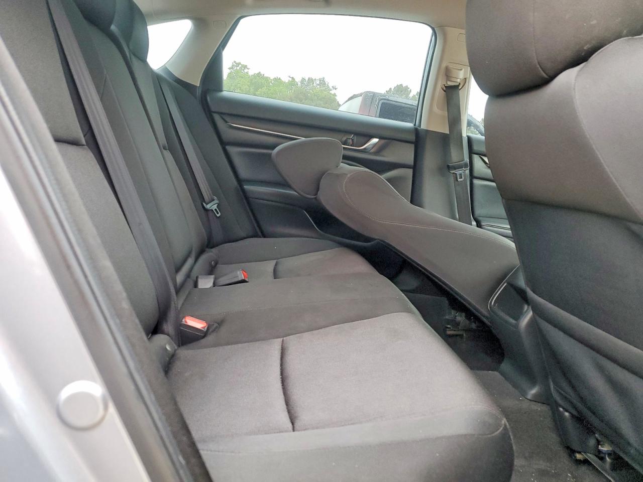 2018 HONDA ACCORD LX photo 19