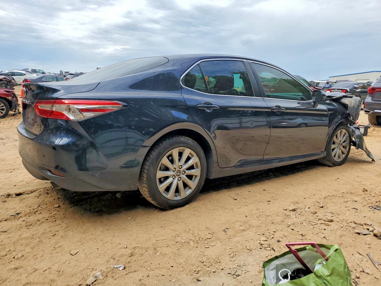 2018 TOYOTA CAMRY LE photo 3