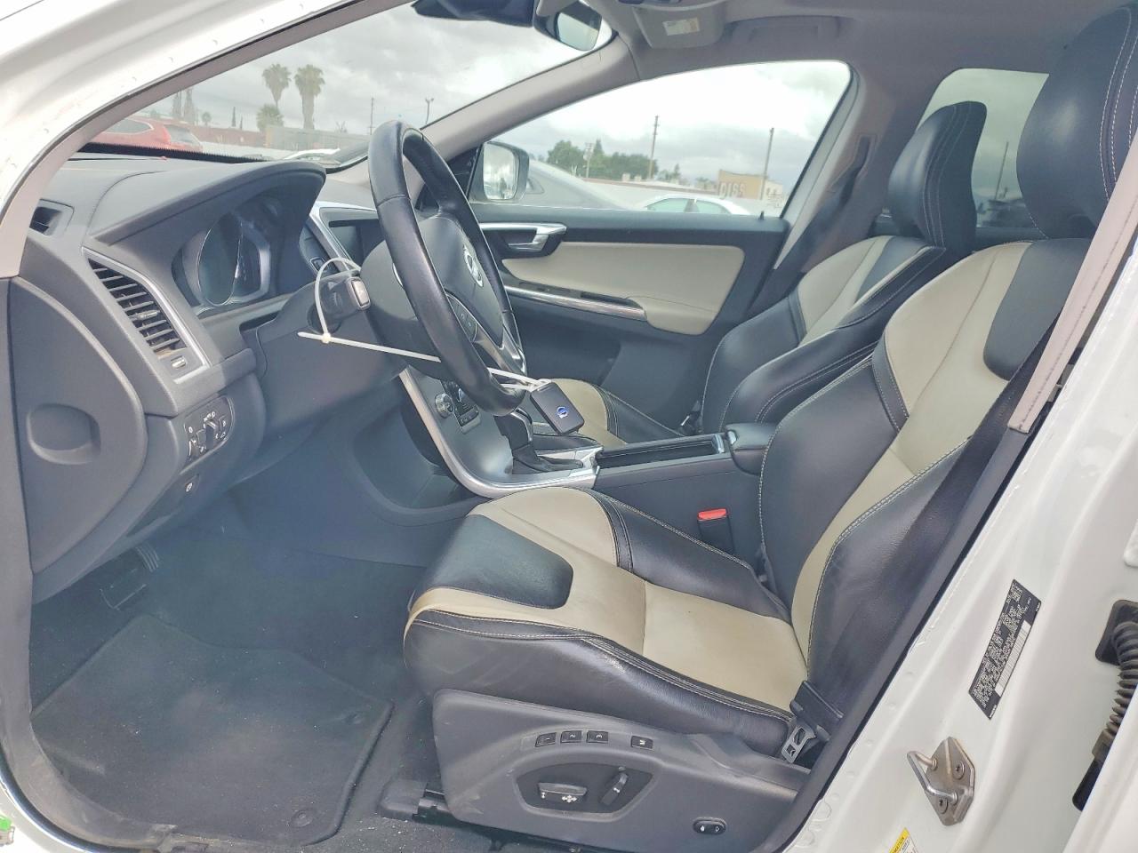 2017 VOLVO XC60 T6 DYNAMIC photo 13