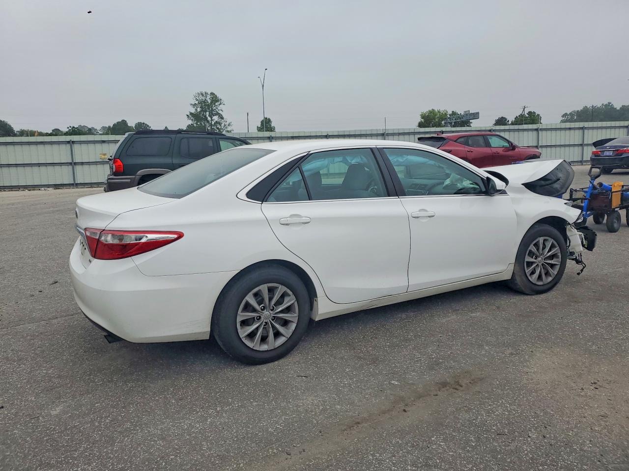 2017 TOYOTA CAMRY LE photo 5