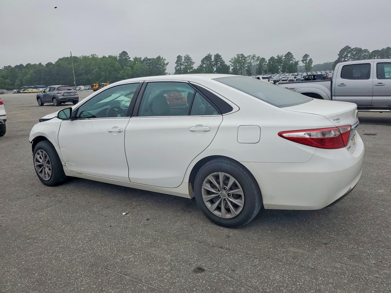 2017 TOYOTA CAMRY LE photo 3