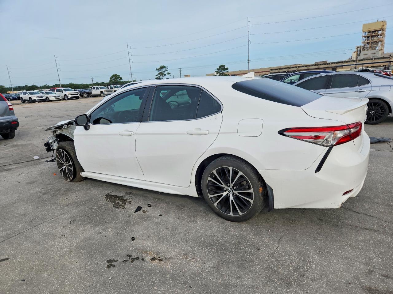 2019 TOYOTA CAMRY SE photo 3