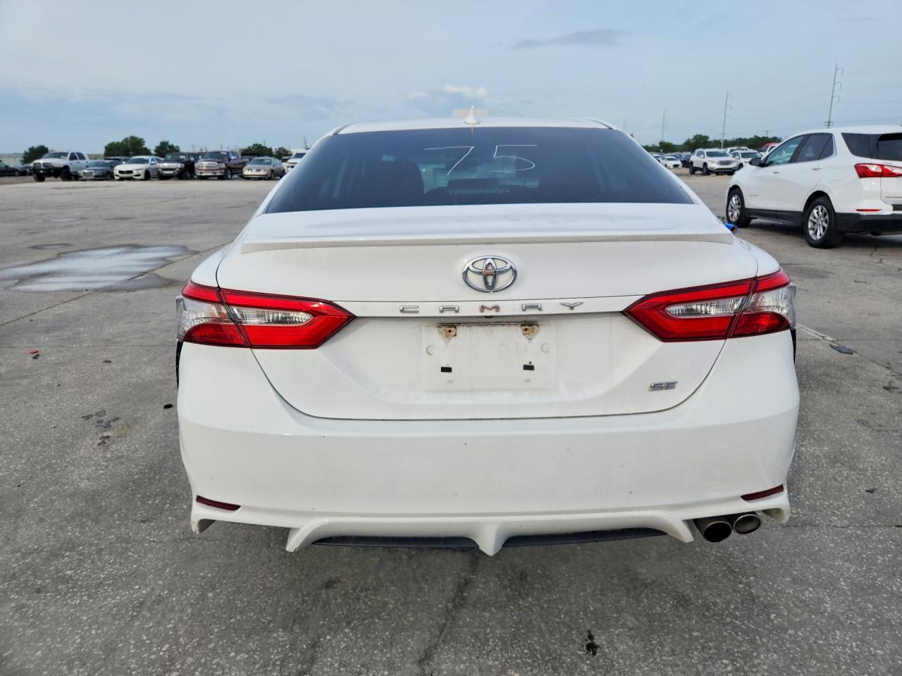 2019 TOYOTA CAMRY SE photo 11