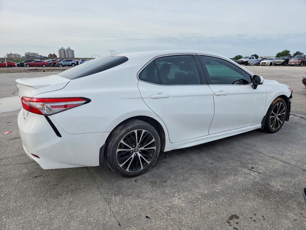 2019 TOYOTA CAMRY SE photo 5